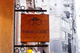 face code フェイス コード 京都 四条河原町におしゃれな個性派メガネ サングラスショップ登場 glafas グラファス カフェ 看板 キッチンの色 店舗デザイン