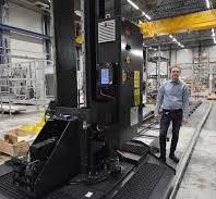 Smart fabrik med robotautomatik i motortillverkningen och ...