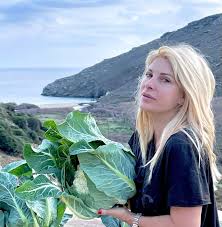 Ο διάλογος με follower και η αποκάλυψη που δεν περιμέναμε. Elenh Menegakh Des Thn Abafh Na Mazeyei Koynoypidia Sta Axla Ths Androy