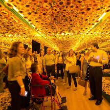 Van gogh began painting sunflowers after he left holland for france in pursuit of creating an artistic community. The Experience Van Gogh Alive New Zealand