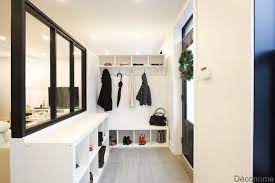 Le rappel de couleur au cœur de cette entrée blanche. Fabriquer Une Entree Avec Une Verriere Et Des Etageres Ikea Deconome