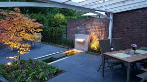 Garten Wasserfall Mit Offenem Teichbecken Und Hochwertiger Edelstahl Umrandung Slink Ideen Mit Wasser Gartengestaltung Wasserbecken Terrassenbrunnen