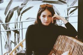 Penasaran keseruan virtual photoshoot enzy storia bersama ibunya? 10 Fakta Dan Perjalanan Karir Enzy Storia Artis Periang