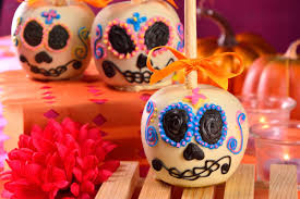 Calaveras De Dulce Dia De Muertos Manzanas Con Chocolate De Calaverita Receta Manzanas Con Chocolate Manzanas De Halloween Calaveras De Chocolate