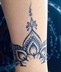 28 Pretty Wrist Tattoos For Women And Girls Tattoos For Women Tatouage Manchette Tatouages Mandala Tatouage Poignet
