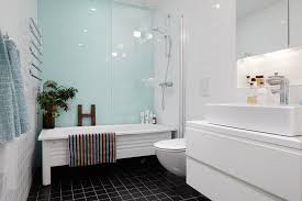 Comment choisir des panneaux prêts à carreler pour la salle de bains. Panneau Decoratif Mural En Verre Dans La Salle De Bains