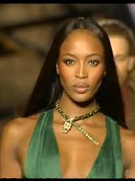 Desfile de Moda de Naomi Campbell al Estilo Roberto Cavalli
