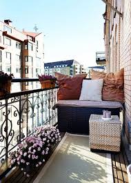 Votre balcon contemporain doit absolument accueillir des végétaux, mais pour que l'effet soit réussi vous devez prendre en compte un certain nombre d'éléments. Amenager Un Petit Balcon Idees Astuces Et Inspirations Cote Maison