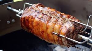 Porchetta Dass Ist Leckerer Schweinebauch Den Ich Auf Der Rotisserie Im Grill Zubereitet Habe Der Schw Schweinebauch Schweinebauch Grillen Schweinerollbraten