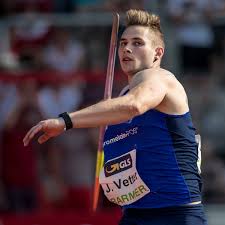 Seit der trennung der brüder dassler im streit in den 1940ern hatte die fortdauernde rivalität zwischen den unternehmen adidas und puma am gemeinsamen standort herzogenaurach eine anspannung nicht nur zwischen den beiden belegschaften, sondern auch unter der bevölkerung des ortes geschaffen, die sich erst seit etwa den 2000er jahren entspannte. Speerwerfer Vetter Und Kugelstosser Storl Siegen Beim Istaf