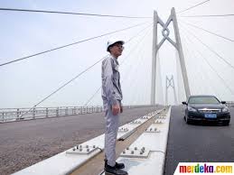 Inilah salah satu contoh pembuatan jembatan tercanggih sekaligus pembuatan jembatan terpanjang di dunia di atas laut. Foto Melihat Lebih Dekat Jembatan Lintas Laut Terpanjang Di Dunia Merdeka Com