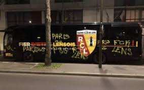Pas trés original alors qu'on trouve de bien pire banderole dans d'autres clubs. Psg Lens Treize Ans Apres L Affaire De La Banderole Le Car Tague Des Sang Et Or Enflamme Les Reseaux Sociaux