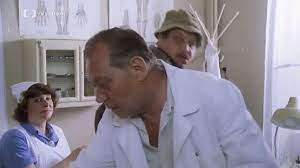 Doktor skružný je okouzlen idylkou venkovské krajiny a na jeho jízdě je to poznat. Vesnicko Ma Strediskova 1985 Csfd Cz