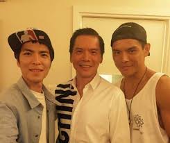 向前走 詞曲 林強 火車漸漸在起走 再會我的故鄉和親戚 親愛的父母再會吧 到陣的朋友告辭啦 阮欲來去台北打拼 聽人講啥物好空的攏在那 朋友笑我是愛做暝夢的憨子 不管如何路是自己走 oh!再會. å'è¯å¼·åˆ°è•­æ•¬é¨°å®¶åšå®¢ æ‡·æŠ±å°ç‹—éœ²å‡ºæ…ˆç¥¥å¾®ç¬' è¦ç•¶å…¬å…¬çš„ç¯€å¥ é ­æ¢è³‡è¨Š