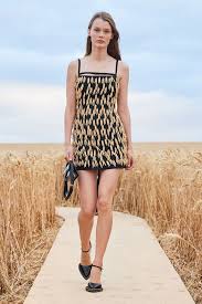 Jacquemus Pret A Porter Printemps Ete 2021 Defile Vogue Paris En 2020 Idees De Mode Pret A Porter Jacquemus