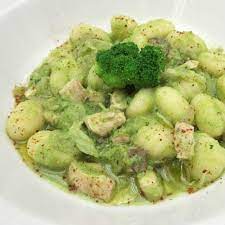 Gli gnocchi di patate con gallinella di mare sono perfetti per le domeniche a pranzo. Gnocchi Di Patate Con Pesce Spada E Broccoletti Fresco Pesce