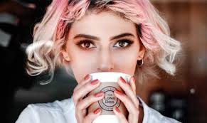 Hai capelli corti e vuoi provare delle sfumature di colore sulle. Face Framing Il Trend Dei Punti Luce Anni 90 Graffiti Hair Angelocarbone