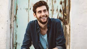 Www.alvarosoler.com lyrics to song destaca cuando anda va causando impresión cada día cuando levanta brilla como el sol su vestido de seda calienta mi corazón como en una novela en la televisión me acerco a ti, bailemos, juguemos. Corazon Alvaro Soler Y Sofia Ellar Una Relacion A Distancia