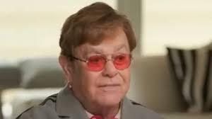 Elton John vai à estreia de peça e lamenta só ouvir: “estou cego”