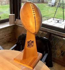 The vince lombardi trophy is the trophy awarded each year to the winning team of the national football league's championship game, the super bowl. Diy Superbowl Pokal Vince Lombardi Trophy Aus Buchenholz Und Harz Buchenholz Projekte Holz