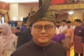 Ijok assemblyperson dr idris ahmad has repeated his denial in the cheating of national higher education fund (ptptn) through. Azmin S Handpicked Successor Amirudin Shari Sworn In As Selangor Chief Se Asia News Top Stories The Straits Times