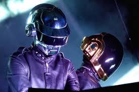 Les daft punk, de leurs vrais noms, thomas bangalter et guy manuel de homen christo sont deux jeunes hommes qui vont connaitre un sucée incroyable !. Nixham3m9uvujm