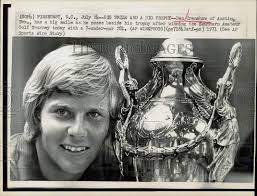 1971 Press Photo Ben Crenshaw poses with golf trophy at Pinehurst, NC