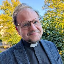 HJÄLP TILL ATT VÅRDA KULTURARVET! Flodas kyrkfönster är i stort behov av  reparation. Vi kan tillsammans stödja detta kostsamma arbete genom att  samla in pengar. Därför arrangeras musikkvällar med insamling som oavkortat