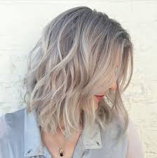 einer kurze gewellte haarschnitt in grau aschblond balayage frisuren langhaar bob haare