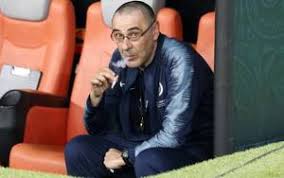 Sarri ha chiesto uno stipendio che si aggiri sui 4 milioni di euro, la lazio ne ha offerto uno di 3 milioni come parte fissa più una serie di bonus che avvicinano il totale ai 4 richiesti dal tecnico. Clrcqhajga0 Um