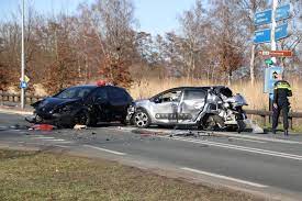 Klik hier voor de meldingen! Weg Vol Brokstukken Na Heftig Ongeluk In Laag Soeren Vrouw Met Spoed Naar Het Ziekenhuis Brummen Destentor Nl