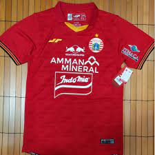 Setelah mendatangkan deretan pemain bintang, macan kemayoran ini juga bakal mengarungi kompetisi dengan jersey anyar.tak lagi bekerja sama dengan specs, persija jakarta menjalin kolaborasi dengan juara untuk menyediakan 'busana. Jersey Persija Jakarta Tahun 2020 Full Sponsor Box Sertifikat Shopee Indonesia