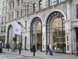 Which is the best apple store in london? Moped Gang Smashes Into Apple Store On London S Regent Street And Makes Off With Iphones Ipads And Watches The Independent The Independent