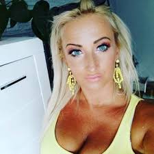 porajrozanska: Zima w kolorze czerni i bordo Rajstopy @calzedonia Futerko  @sinsay Spodenki @newyorkeronline