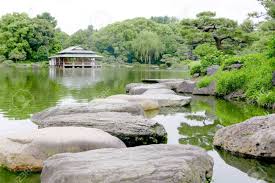 Blick auf hof 20200406 13.jpg. Japanische Pavillon Gebaude Steinbrucke Wasser Teich Im Zen Garten Lizenzfreie Fotos Bilder Und Stock Fotografie Image 58617939