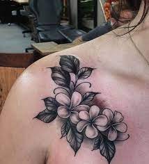 The petals come in a wide range of colors and shades, making plumeria tattoos quite popular. 125 Best Flower Tattoos Tattoo Ideas V 2021 G Tatu Na Pleche Dlya Devushek Tatu Na Pleche Tatu Devushki