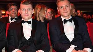 Check out his latest detailed stats including goals, assists, strengths & weaknesses and match ratings. Corona Pandemie Schneiden Bitte Wie Toni Und Felix Kroos Den Frisuren Lockdown Uberstehen Augsburger Allgemeine