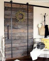 Fabriquer Porte Coulissante Avec Des Planches En Bois De Recup Deco Style Industriel Deco Maison Diy Maison