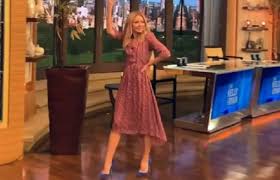 American actress kelly ripa height 5 ft 2 in or 159 cm and her weight 50 kg or 110 pounds. Why Kelly Ripa Sparked Concerns About Her Weight Yet Again