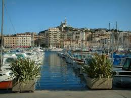 Läget vid havet lockar till härliga promenader i området där du inte heller får missa att besöka butikerna. Marseille Fuhrer Tourismus Urlaub