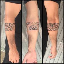 The forearm band tattoo is bold, sleek, minimalist, and profoundly effective. Bracelete Maoritattoo Maori Polynesian Tattoomaori Polynesiantattoos Polynesiantattoo Polynesia Tattoo Arm Band Tattoo Maori Tattoo Polynesian Tattoo