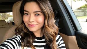 She was discovered at a young age singing and dancing around a table in a restaurant, where an agent saw her talent and quickly signed her. Miranda Cosgrove Zeigt Erstes Bild Von Icarly Reunion Promiflash De