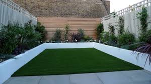 Small Garden Astro Turf Rendered White Walls Google Search Vallas De Madera Diseno Jardin Pequeno Jardines Modernos