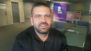 Šéfkuchař radek kašpárek (39) tak buď běhal kolem hrnců, nebo jako porotce koukal pod ruce amatérským kuchařům v televizní soutěži masterchef. Jeho Michelinska Hvezda Budi Zavist Koukaji Na Me Skrz Prsty Krci Rameny Sefkuchar Kasparek Mujrozhlas
