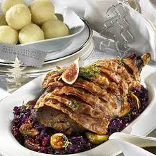Rehkeule Mit Feigenrotkohl Und Knodeln Rezept Lecker Rezepte Mit Rotkohl Reh Rezept Weihnachtsessen Rezepte Fleisch