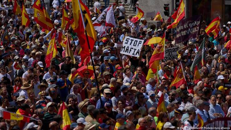 España: decenas de miles piden renuncia de Pedro Sánchez