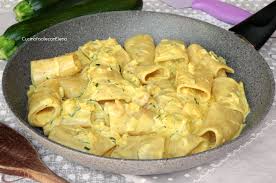 Paccheri Cremosi Allo Zafferano Con Zucchine E Gamberetti Ricette Ricette Di Cucina Ricette Italiane