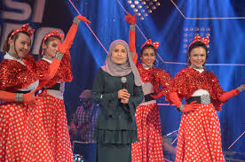 Malay boys and girls, some as young as 15 years, were up on stage twanging their amplified guitars and drums before a large audience in a hall or cinema. Fesyen Baju Pop Yeh Yeh