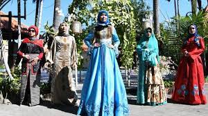 Busana modern dari kain songket dan sarung rancangan dari desainer ipmi. 5 Desainer Persana Jatim Pamer Busana Muslimah Paduan Batik Hingga Kain Sarung Surya