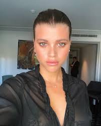 Sofia Richie Glowy Natural Makeup Look Flawless Skin Sofia Richie Most Beautiful Faces